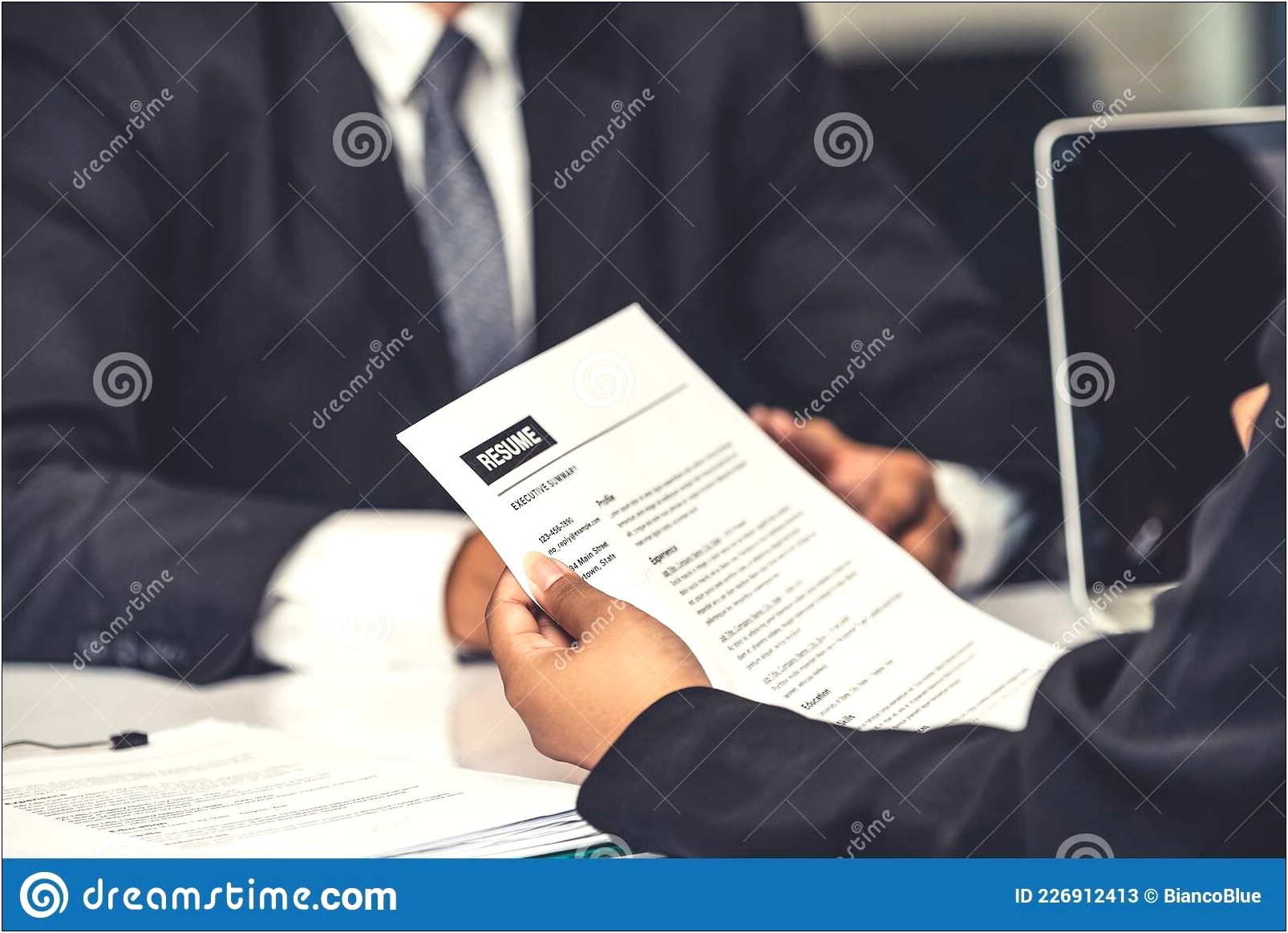 Do Human Resources Managers Read Resumes